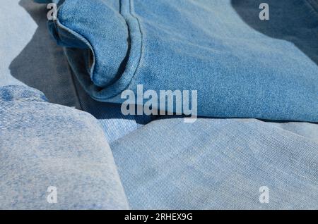 Nahaufnahme der Materialstruktur der Jeans mit markanten Linien und Nähmuster. Perfekt für Mode- und Bekleidungsprojekte. Stockfoto