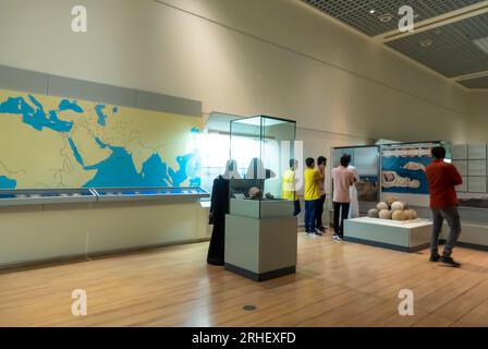 Besucher im Nationalmuseum von Bahrain Stockfoto