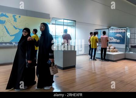 Besucher im Nationalmuseum von Bahrain Stockfoto