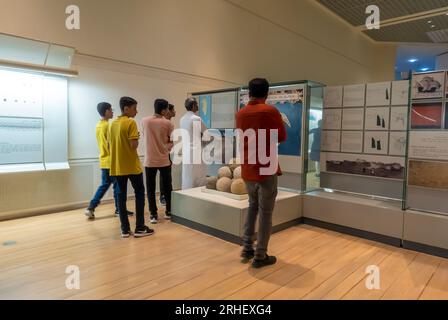 Besucher im Nationalmuseum von Bahrain Stockfoto