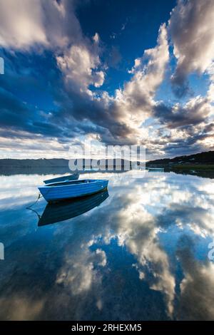 Landcape Landschaftsfotografie von Ruderbooten auf der Lagunenmündung in Knysna Südafrika mit dramatischen Wolken und Reflexionen im Wasser Stockfoto