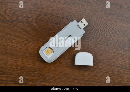 Die neueste Generation des USB 5G-Modems schließt sich für eine Internetverbindung und ermöglicht so eine schnelle, effiziente und moderne Verbindung. 5G-Chip-Technologie sorgt für mobile Geschwindigkeit Stockfoto