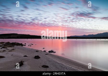 Wunderschöner Sonnenuntergang mit rosa Wolken über dem Staudamm Theewaterskloof für die Wasserversorgung der Stadt Kapstadt im westlichen Kap Südafrika Stockfoto