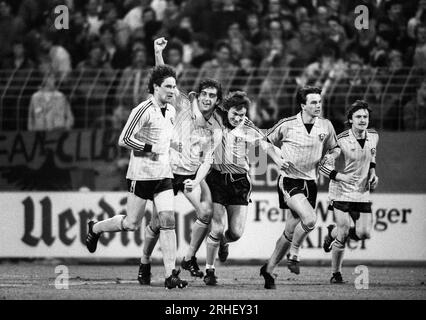 Krefeld, Deutschland, Europapokal der Pokalsieger Bayer Uerdingen (GER) vs. Dynamo Dresden (DDR) 7-3 am 19. 03. 1986 in der Grotenburg - Kampfbahn in Krefeld. Ralf MINGE ( Dynamo Dresden ) 2.v.li.- hat das 1-0 erzielt und freut sich mit seinen Mitspielern. Foto: Norbert Schmidt, Düsseldorf Stockfoto