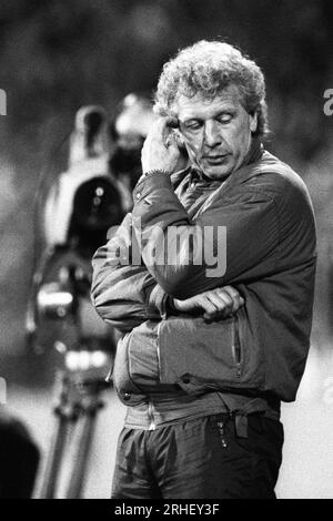 Krefeld, Deutschland, Europapokal der Pokalsieger Bayer Uerdingen (GER) vs. Dynamo Dresden (DDR) 7-3 am 19. 03. 1986 in der Grotenburg - Kampfbahn in Krefeld. Trainer Karl-Heinz FELDKAMP ( Bayer Uerdingen ) Foto: Norbert Schmidt, Düsseldorf Stockfoto