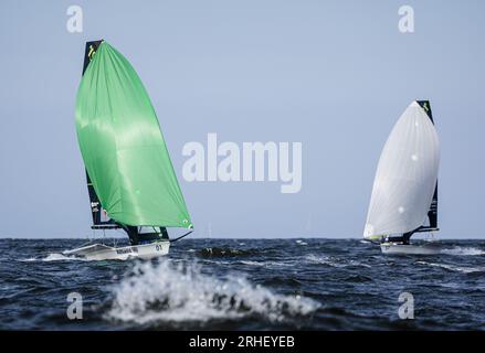 SCHEVENINGEN - 16/08/2023, Bart Lambriex und Floris van de Werken van Nederland in Aktion am sechsten Tag der Segelweltmeisterschaft. ANP SEM VAN DER WAL Stockfoto