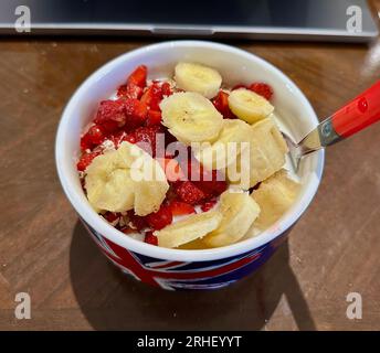 Gesunde Frühstücksschüssel mit Banane, Erdbeere, Johannisbeere und Haferbrei Stockfoto