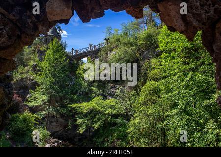 Artigas Gardens oder Jardins Artigas entworfen von Antoni Gaudí. Blick auf die Bogenbrücke in La Pobla de Lillet, Katalonien, Spanien. Im Jahr 1905 Gaudí Travele Stockfoto