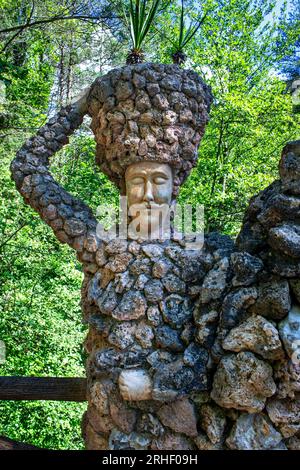 Artigas Gardens oder Jardins Artigas entworfen von Antoni Gaudí. Blick auf die Bogenbrücke in La Pobla de Lillet, Katalonien, Spanien. Im Jahr 1905 Gaudí Travele Stockfoto