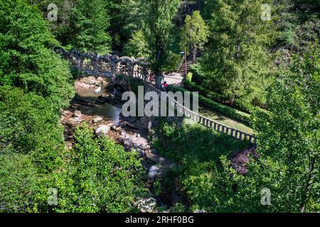 Artigas Gardens oder Jardins Artigas entworfen von Antoni Gaudí. Blick auf die Bogenbrücke in La Pobla de Lillet, Katalonien, Spanien. Im Jahr 1905 Gaudí Travele Stockfoto