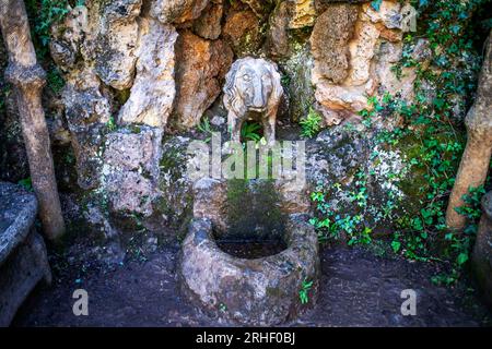 Artigas Gardens oder Jardins Artigas entworfen von Antoni Gaudí. Blick auf die Bogenbrücke in La Pobla de Lillet, Katalonien, Spanien. Im Jahr 1905 Gaudí Travele Stockfoto