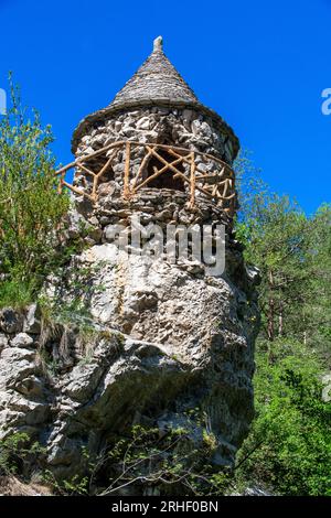 Artigas Gardens oder Jardins Artigas entworfen von Antoni Gaudí. Blick auf die Bogenbrücke in La Pobla de Lillet, Katalonien, Spanien. Im Jahr 1905 Gaudí Travele Stockfoto