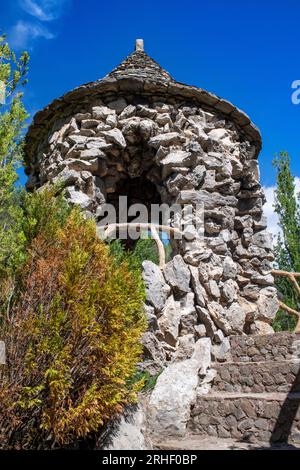 Artigas Gardens oder Jardins Artigas entworfen von Antoni Gaudí. Blick auf die Bogenbrücke in La Pobla de Lillet, Katalonien, Spanien. Im Jahr 1905 Gaudí Travele Stockfoto