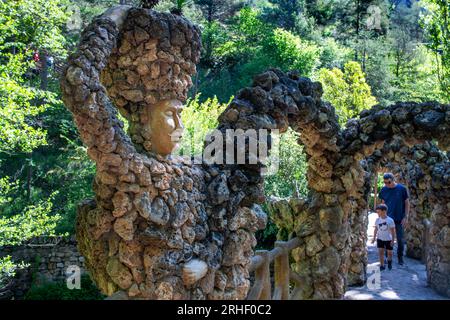 Artigas Gardens oder Jardins Artigas entworfen von Antoni Gaudí. Blick auf die Bogenbrücke in La Pobla de Lillet, Katalonien, Spanien. Im Jahr 1905 Gaudí Travele Stockfoto