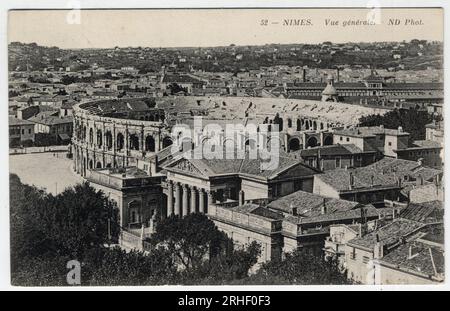 Languedoc Roussillon, Gard (30), Nimes : vue generale de la ville avec les Arenes et la Maison Carree - Carte postale fin 19eme-20eme siecle Stockfoto