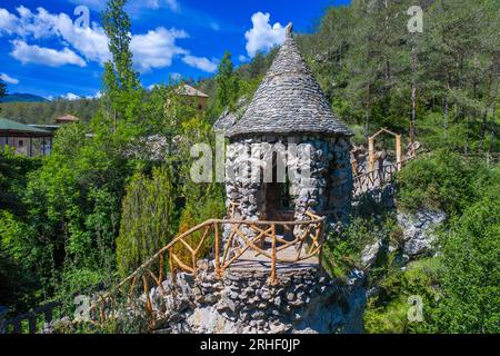 Blick aus der Vogelperspektive auf die Artigas-Gärten oder die von Antoni Gaudí entworfenen Jardins Artigas. Blick auf die Bogenbrücke in La Pobla de Lillet, Katalonien, Spanien. Im Jahr 190 Stockfoto