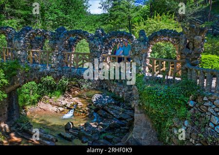 Blick aus der Vogelperspektive auf die Artigas-Gärten oder die von Antoni Gaudí entworfenen Jardins Artigas. Blick auf die Bogenbrücke in La Pobla de Lillet, Katalonien, Spanien. Im Jahr 190 Stockfoto