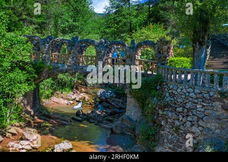 Blick aus der Vogelperspektive auf die Artigas-Gärten oder die von Antoni Gaudí entworfenen Jardins Artigas. Blick auf die Bogenbrücke in La Pobla de Lillet, Katalonien, Spanien. Im Jahr 190 Stockfoto