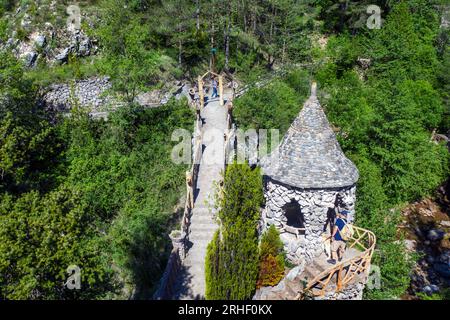 Blick aus der Vogelperspektive auf die Artigas-Gärten oder die von Antoni Gaudí entworfenen Jardins Artigas. Blick auf die Bogenbrücke in La Pobla de Lillet, Katalonien, Spanien. Im Jahr 190 Stockfoto