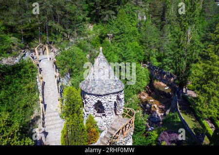 Blick aus der Vogelperspektive auf die Artigas-Gärten oder die von Antoni Gaudí entworfenen Jardins Artigas. Blick auf die Bogenbrücke in La Pobla de Lillet, Katalonien, Spanien. Im Jahr 190 Stockfoto