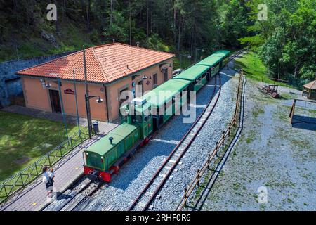 Aeria-Blick auf Tren del Ciment, am Bahnhof Clot del Moro, Castellar de n´Hug, Berguedà, Katalonien, Spanien. Das Tren del Ciment ist eine historische Linie Stockfoto