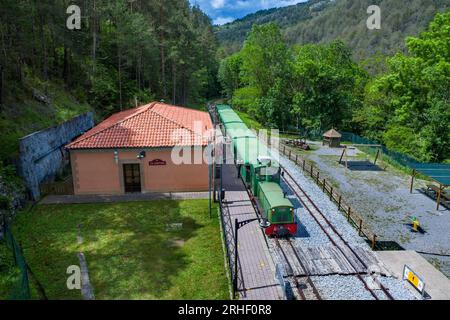 Aeria-Blick auf Tren del Ciment, am Bahnhof Clot del Moro, Castellar de n´Hug, Berguedà, Katalonien, Spanien. Das Tren del Ciment ist eine historische Linie Stockfoto