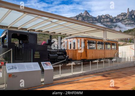 Alte Lokomotivausstellung im Hauptbahnhof von Monistrol und die Zahnradbahn Cremallera de Montserrat. Monistrol de Montserrat, Spanien Stockfoto