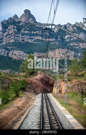 Cremallera Rack Eisenbahnzug, der den Berg Montserrat, Monistrol de Montserrat, Barcelona, Spanien hochfährt. Die Montserrat Zahnradbahn ist die q Stockfoto