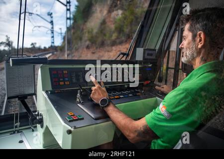 Zugführer des Cremallera Rack Railtrain, der den Berg Montserrat, Monistrol de Montserrat, Barcelona, Spanien hochfährt. Die Montserrat-Rampe Stockfoto