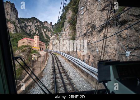 Cremallera Rack Eisenbahnzug, der den Berg Montserrat, Monistrol de Montserrat, Barcelona, Spanien hochfährt. Die Montserrat Zahnradbahn ist die q Stockfoto