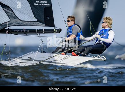 SCHEVENINGEN - Bart Lambriex und Floris van de Werken der Niederlande in Aktion auf der 49er. Sektion am sechsten Tag der Segelweltmeisterschaft. ANP SEM VAN DER WAL Stockfoto