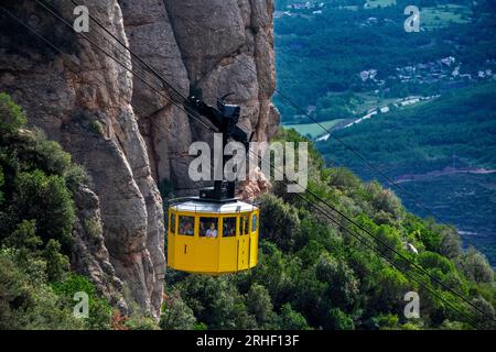 Die gelbe Hütte auf der Aeri de Montserrat, eine Seilbahn, die Besucher zum Kloster Santa Maria in Barcelona, Katalonien, Spanien bringt Stockfoto