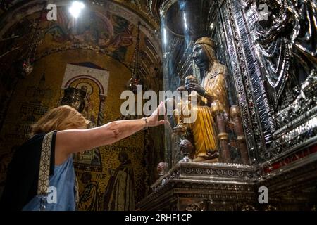 Die Schwarze Jungfrau ist ein hoch angesehenes Skulpturenbild der Jungfrau Maria mit dem Kind, das in der Benediktinerabtei Santa Maria de Montserrat, Stockfoto