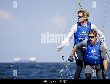 SCHEVENINGEN - Bart Lambriex und Floris van de Werken van Nederland in Aktion am sechsten Tag der Segelweltmeisterschaft. ANP SEM VAN DER WAL Stockfoto