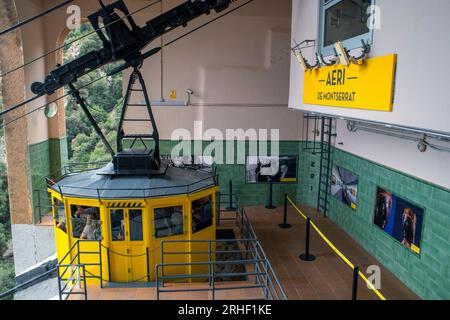 Die gelbe Hütte auf der Aeri de Montserrat, eine Seilbahn, die Besucher zum Kloster Santa Maria in Barcelona, Katalonien, Spanien bringt Stockfoto