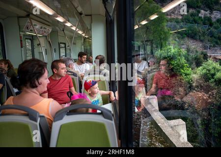 Cremallera Rack Eisenbahnzug, der den Berg Montserrat, Monistrol de Montserrat, Barcelona, Spanien hochfährt. Die Montserrat Zahnradbahn ist die q Stockfoto