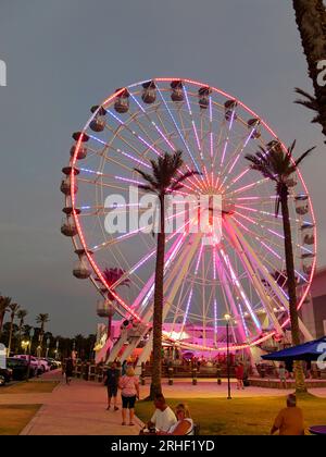 Orange Beach, Alabama - 8. August 2023: The Wharf Shopping Area in Orange Beach Stockfoto