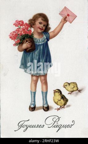 Carte de voeux pour Paques : une petite fille apportant une lettre cachetee accompagnee de deux poussins - Carte postale fin 19eme-20eme siecle Stockfoto