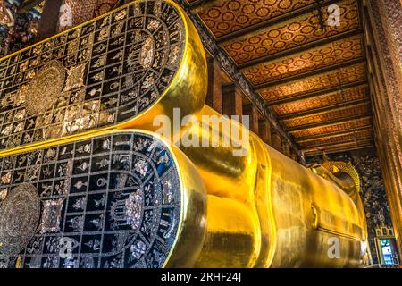 Coloful Reclining Buddha Hinterfüße Tür Wat Phra Chetuphon Wat Pho Po Temple Complex Bangkok Thailand. Der Tempel wurde in den 1600er Jahren erbaut Zurückgelegener Buddha baute i Stockfoto