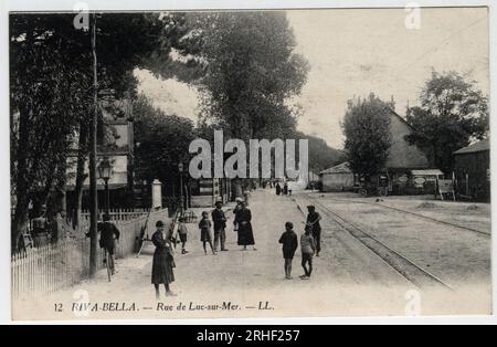 Normandie, Calvados (14), Ouistreham : vue de la rue de Luc sur Mer a Riva Bella (Riva-Bella) - Carte postale fin 19eme-debüt 20eme siecle Stockfoto