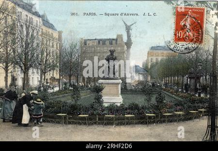 Paris : vue du Square d'Anvers avec la Statue de Jean Michel (Jean-Michel) Sedaine (1719-1797) et la colonne de la Victoire - Carte postale datee 1910 Stockfoto