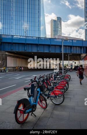 London, Großbritannien: Fahrradverleih an einer Dockingstation in der Southwark Street. Diese von Santander gesponserten Leihfahrräder waren früher als Boris Bikes bekannt. Stockfoto