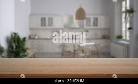 Leerer Holztisch, Schreibtisch oder Regal mit verschwommener Sicht auf die skandinavische Küche mit Schränken und Esstisch mit Stühlen, modernes Raumkonzept Stockfoto