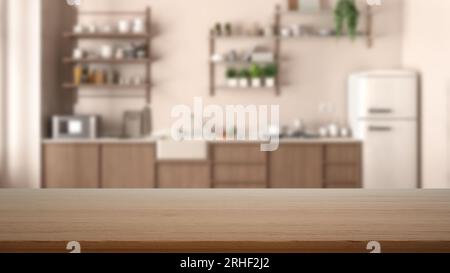 Leerer Holztisch, Schreibtisch oder Regal mit verschwommener Sicht auf die moderne Küche, Schränke und Regale, Kühlschrank und Geräte, moderne Inneneinrichtung des Stockfoto