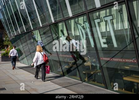 London, Großbritannien: Leute, die an Pret A Manger Coffee Shop in der 240 Blackfriars Road in Southwark, London, vorbeigehen. Stockfoto