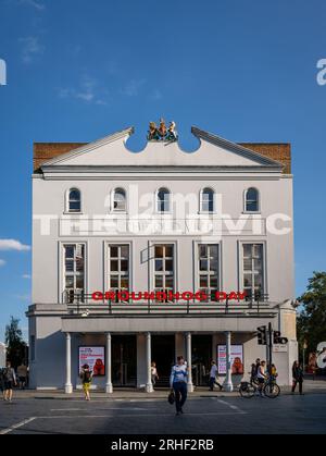 London, UK: The Old Vic, ein berühmtes altes Theater (Theater) bei 103 The Cut in London. Derzeit wird der Groundhog Day gespielt. Stockfoto