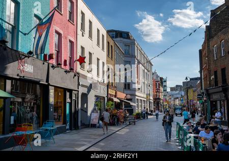 London, UK: Lower Marsh, eine Straße mit vielen Restaurants und Bars in der Nähe der Waterloo Station in London. Stockfoto