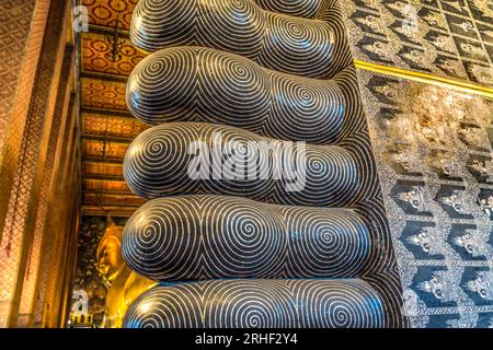 Coloful Reclining Buddha Feet Wat Phra Chetuphon Wat Pho Po Temple Complex Bangkok Thailand. Der Tempel wurde in den 1600er Jahren erbaut Liegender Buddha, erbaut 1832. Stockfoto