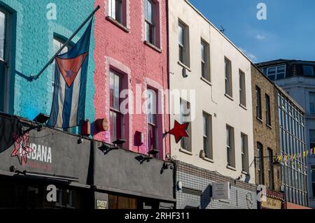 London, Großbritannien: Details zu farbenfrohen Gebäuden in Lower Marsh, einer Straße mit vielen Restaurants und Bars in der Nähe der Waterloo Station in London. Stockfoto