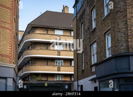 London, Großbritannien: Wohnhaus von Lower Marsh aus gesehen, mit Blick auf die Grindal Street in der Nähe der Waterloo Station in London. Hinter dem Munro House. Stockfoto